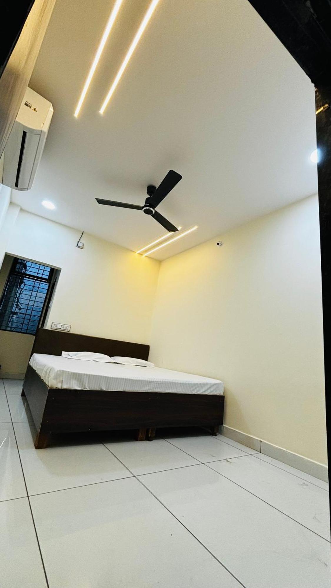 Hotel Shreenidhi Comfort Stay 乌贾因 外观 照片